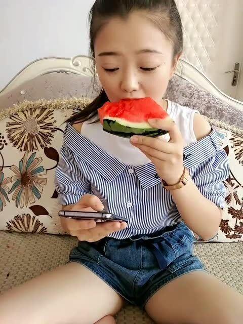 娱乐吃瓜阿姨视频,吃瓜阿姨带你领略幕后花絮